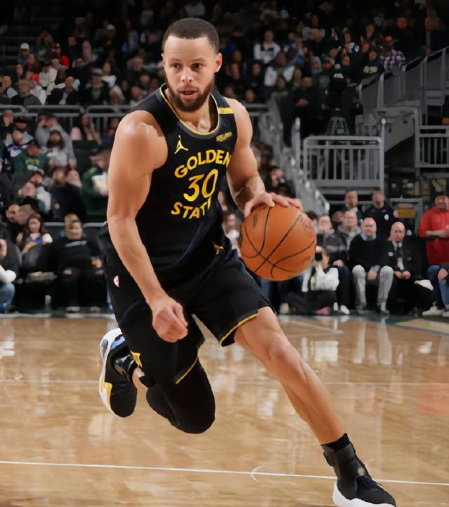 库里重返赛场，表现优异首场状态出色，MAD观众沸腾！的简单介绍爱游戏官网